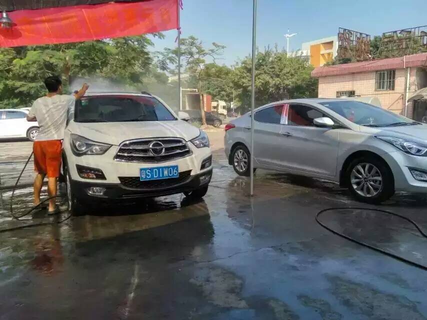 劉總安裝的自助洗車機，生意興隆。